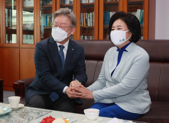 이재명 경기도지사가 지난달 24일 국회 의원회관에서 박영선 민주당 서울시장 후보를 격려하고 있다. 연합뉴스